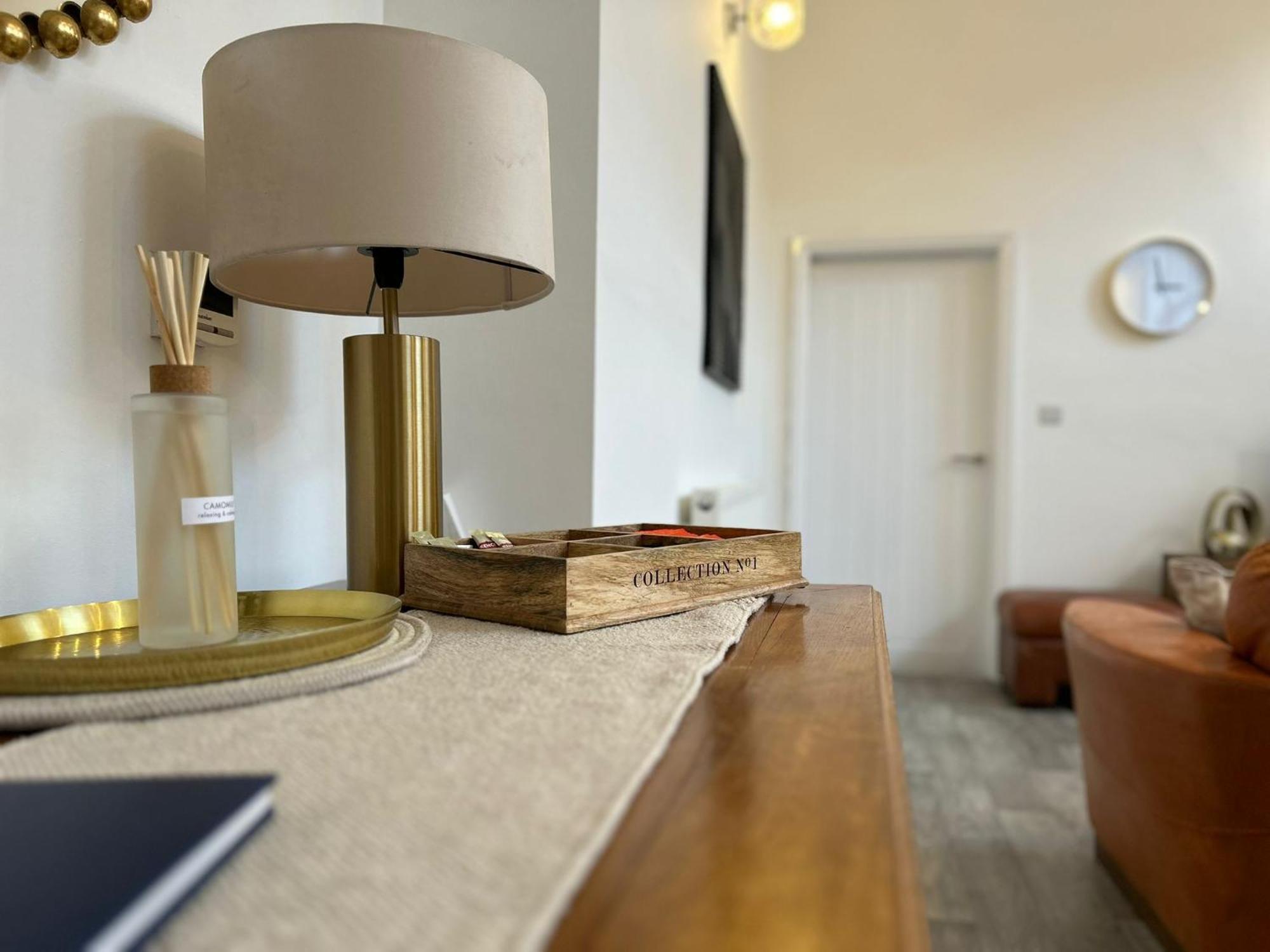 Whitchurch High Street Hideaway ภายนอก รูปภาพ