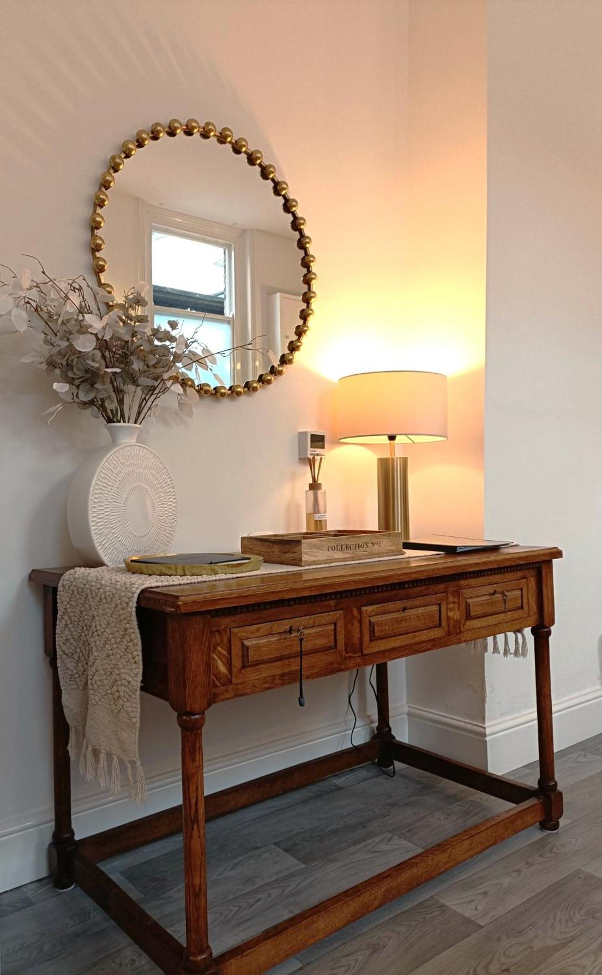 Whitchurch High Street Hideaway ภายนอก รูปภาพ