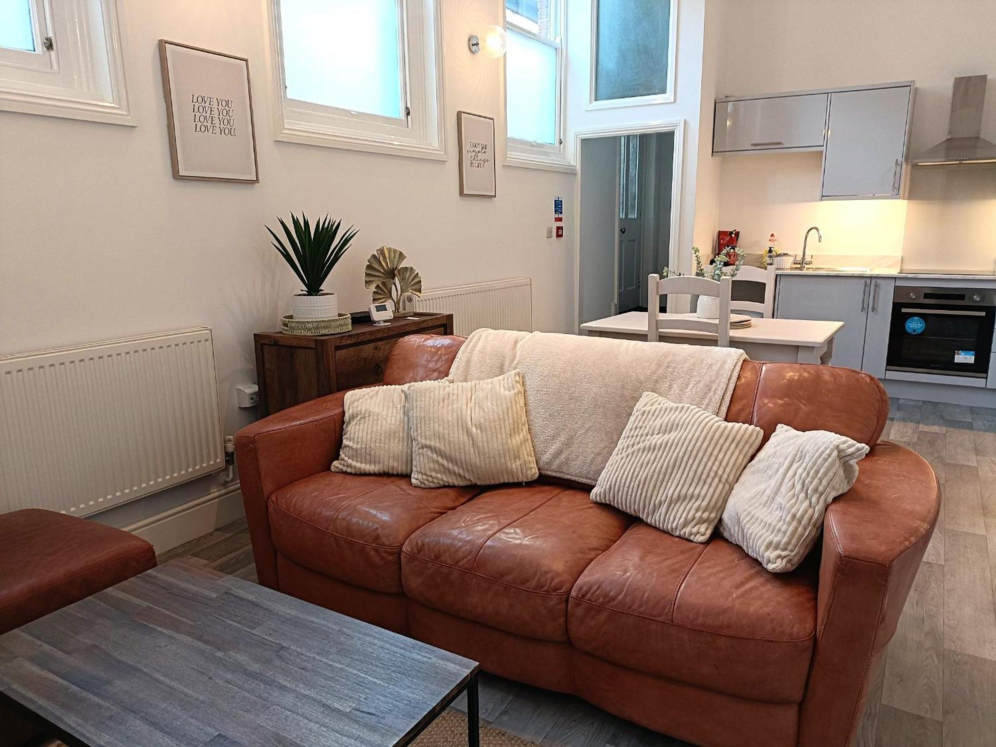Whitchurch High Street Hideaway ภายนอก รูปภาพ
